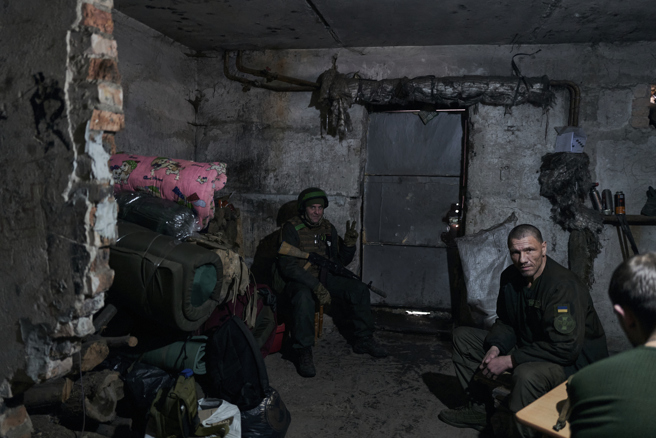 在乌克兰东部顿巴斯地区顿内次克州巴赫姆特作战的乌军士兵。（图／美联社）