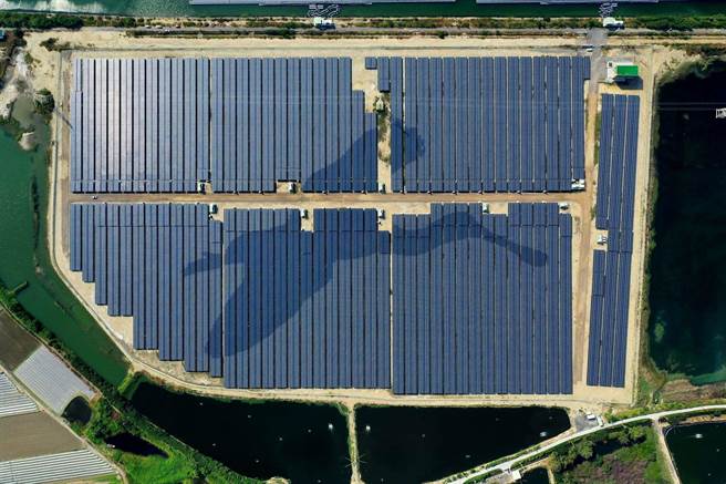 宝岛阳光再生能源致力台湾太阳能电厂投资与经营管理，图为嘉义盐滩地电厂。(业者提供)