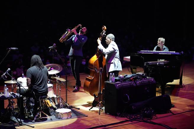 今晚的国家音乐厅很不一样，打上多变的灯光色彩，像是大型爵士乐酒吧。（牛耳艺术提供）