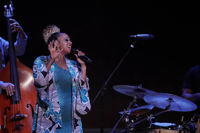 歌手塞．史密斯也展现风情万种，她表示，从小最大的心愿并不是当歌手，而是当DJ。（牛耳艺术提供）