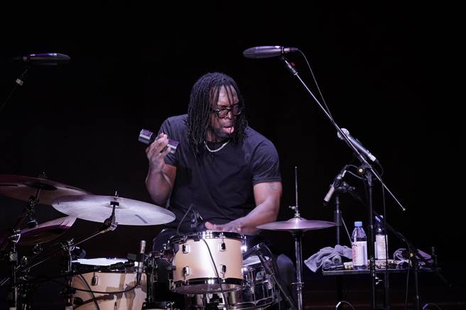 鼓手李．皮尔森模拟路易阿姆斯壮特殊的低沉浑厚唱腔，让气氛热到最高点。（牛耳艺术提供）