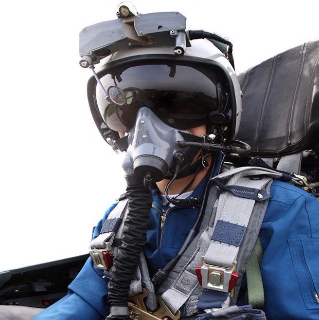 MiG-29有世界第一场实用化的战机头盔瞄准仪，也就是那支下拉式镜片。(图/eurasiantimes)