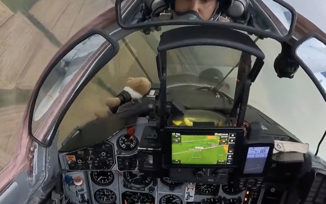 乌克兰MiG-29的「航电升级」，加装了2具外挂式3C电子设备。(图/Youtube)