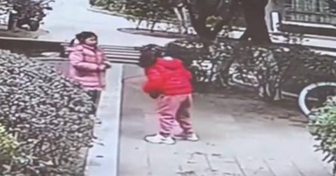 红衣女童故意把同伴踹进水里。（图／翻摄自微博）