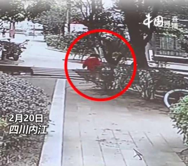 女童最后靠自己爬上来。（图／翻摄自微博）