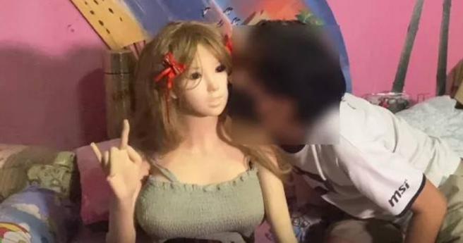 泰国一名男子离婚后，和塑胶娃娃生活在一起。（图／翻摄自sanook）