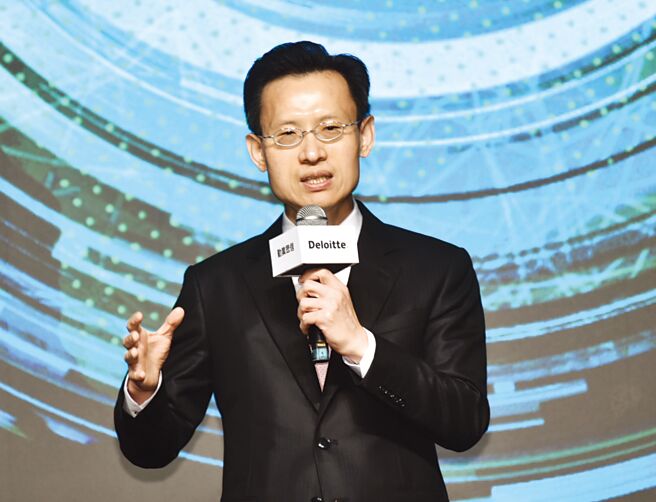 勤业眾信21日举行「2023 Deloitte Future Talk-链结创新驱动未来」高峰会，勤业眾信联合会计师事务所总裁柯志贤主持会议。图／顏谦隆