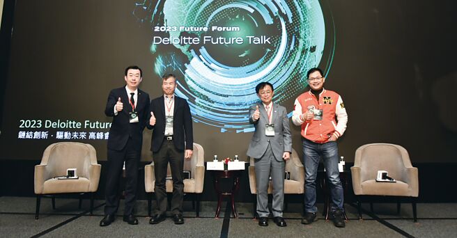 勤业眾信联合会计师事务所风险谘询服务资深执行副总经理林彦良（左起）、纬创资通全球人力资源暨行政总监吕锦龙、玉山金融控股股份有限公司人资长王志成及台湾科技大学资讯管理系专任特聘教授卢希鹏。图／顏谦隆