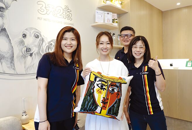 欧德设计师穆思妍（左一）为艺人潘慧如（左二）客制化宠物旅馆。图／欧德提供