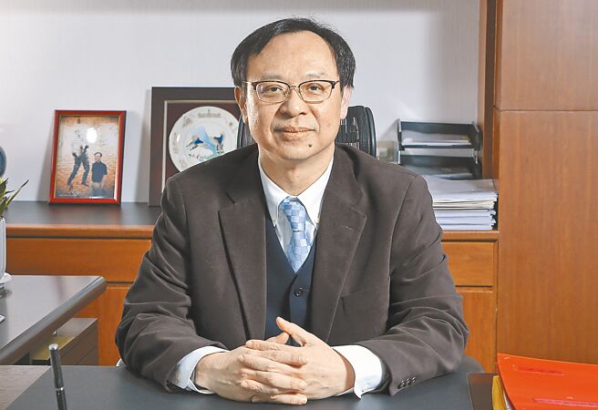 健保署长石崇良接受本报专访，和大家分享为何愿意从次长转为健保署长的原因，以及对于任内重点改革项目的看法。（赵双杰摄）