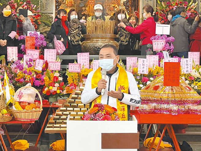 昨天土地公生日，新北市长侯友宜到板桥深丘福德宫恭祝福德正神圣诞千秋，庙方公开力挺侯友宜选总统；侯老调重弹，台湾共好。（王扬杰摄）