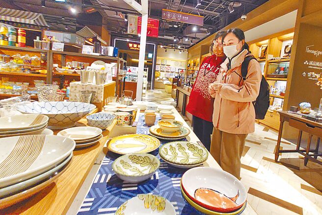 政府将普发6000元，对此，艺文界虽普遍保持乐观，但也认为，民眾对6000元现金的首要使用，并不会用于艺文消费。图为民眾逛街的画面。（杜宜谙摄）