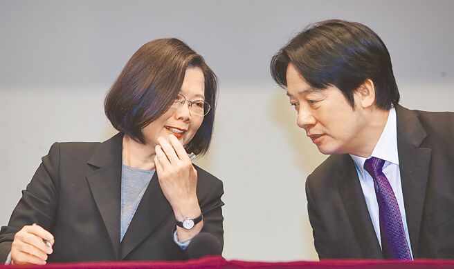 监察院21日发布最新一期廉政专刊，蔡英文总统（左）的存款为5944万余元，相较上次申报5564万余元，增加379万余元。（本报资料照片）