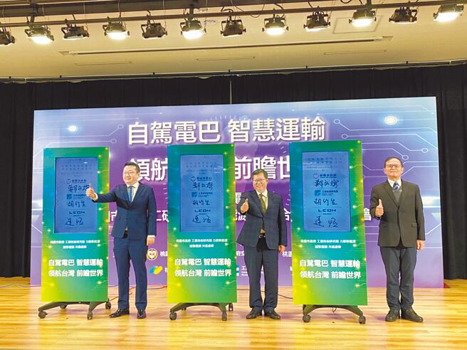 前行政院发言人陈宗彦陷性招待疑云，当年酒店负责人连恒（左）被爆曾和时任桃园市长郑文灿签约同框，引发争议。（本报资料照片）