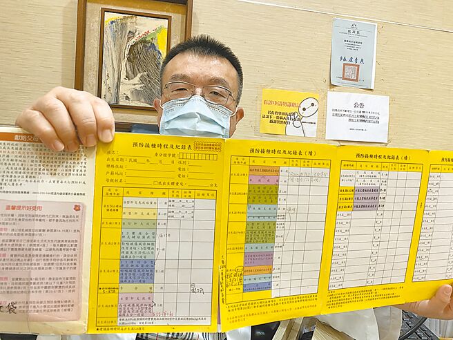 小儿科医师施胜桓精算婴儿出生至1岁6个月，常规疫苗需要注射的就有16针，再加上流感疫苗以及新冠疫苗，总共超过20针。（冯惠宜摄）