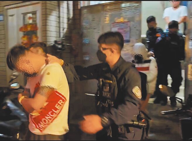 新北市刑大在板桥破获虚拟货币诈骗案，警方逮补邱男和车手、机房成员共6人移送法办。（警方提供／徐沛琪新北传真）