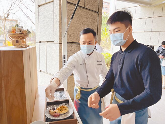 小铭（左）戒毒奋发向上，目前在日光咖啡当主厨。（蔡依珍摄）