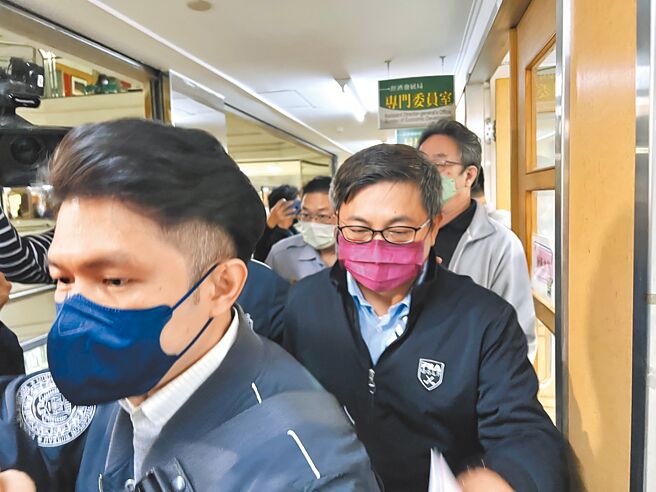 涉贪羁押中的前台南市政府经发局长陈凯凌（右），被台南地方法院裁准延押2个月。（本报资料照片）