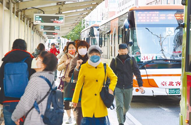 中央将在北中南推出通勤、通学月票，基北北桃月票约1200元，可搭捷运、公车、轻轨、客运及公共自行车。（本报资料照片）