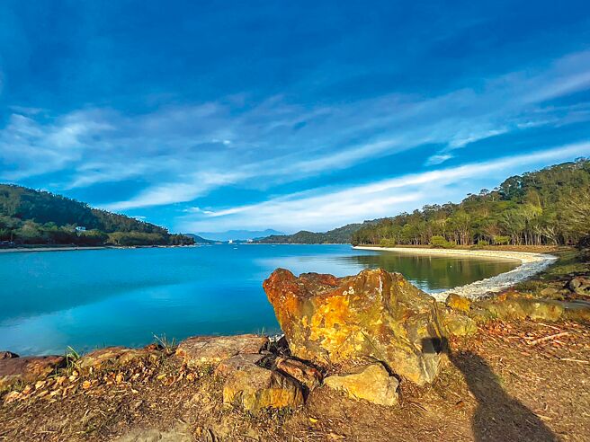 摄影玩家陈琪元在月牙湾拍摄冬季限定版天使的眼泪，发现湖畔一块岩石很像日月潭第十蛙。（陈琪元提供／杨静茹南投传真）