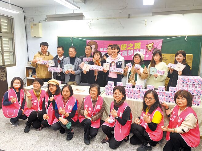 消弭月经贫穷困境，基隆市议员陈宜（后排右四）抛砖引玉捐赠信义区国中小及家扶中心卫生棉200份。（徐佑升摄）