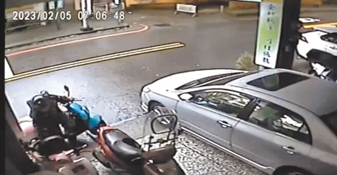 有小偷大白天骑蓝色电动自行车到宜兰县罗东镇林姓民眾住家骑楼，不疾不徐掀开住户电动自行车椅垫偷电池。（民眾提供／吴佩蓉宜兰传真）