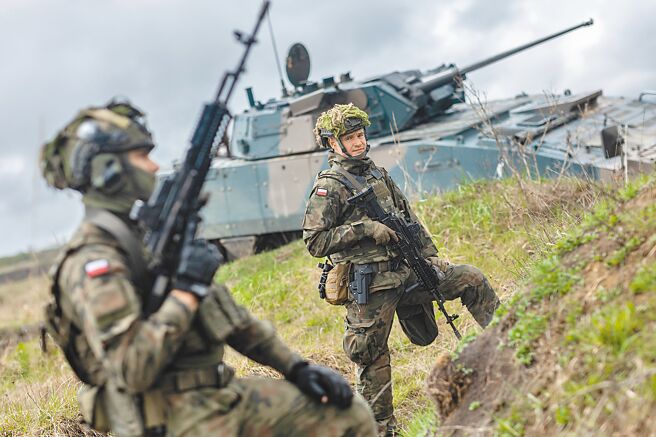 瑞典軍事情報安全局年度形勢分析報告指稱，俄烏戰爭爆發後，北歐國家和歐洲正面臨冷戰以來「最重大」安全威脅。圖為波蘭士兵於羅馬尼亞演習。在俄羅斯無端入侵烏克蘭之後，北約加強建立了另外四個多國戰鬥群。（摘自NATO官網）