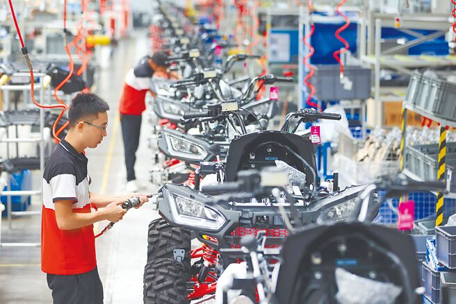 大陆工信部未来将从5方面改善中小微企业发展环境。图为江苏常州一家企业内的生产景象。（中新社）