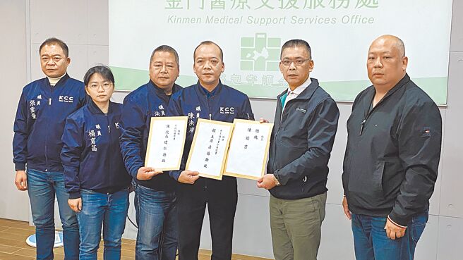 金门县议会2政盟由陈泱瑚（右三）代表递交「永久非军事区」陈情书给民进党金门县党部主委蔡其雍（右二）转交中央。（于家麒摄）