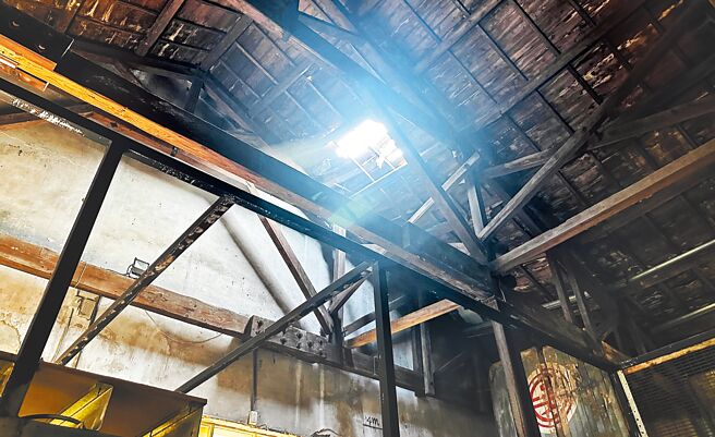 桃园中坜铁道4、5号仓库登录歷史建筑屋顶竟破洞，台铁局回应将优先整理周遭环境。（鲁明哲提供／吕筱蝉桃园传真）