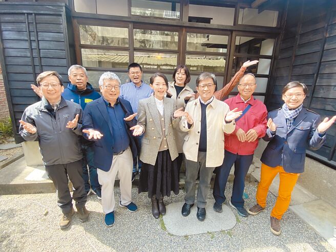 「打开新竹」活动21日办理2023年活动筹备会，民眾党新竹市长高虹安（左三）与主办人、民进党郑宏辉（右三）合体，留下「绿白合」的想像空间，但两人驳斥此说法，强调跟政治一点关系都没有。（陈育贤摄）