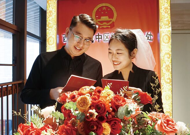 江苏常州、浙江杭州、安徽蚌埠、江苏扬州等地民政部门近日公布2022年度婚姻大数据。（中新社）