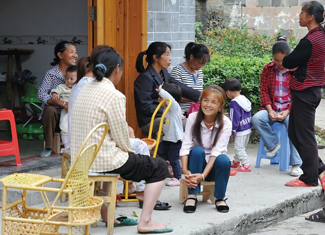 大陆官方公布的2022年末中国人口，从性别构成看，男比女多3237万人，总人口性别比为104.69。图为福建泰寧县闲暇时妇女们聚在一起聊天。（中新社）