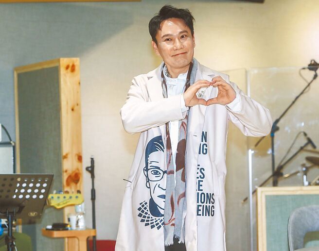 張信哲昨進行彩排練團，分享備戰演唱會近況。（粘耿豪攝）