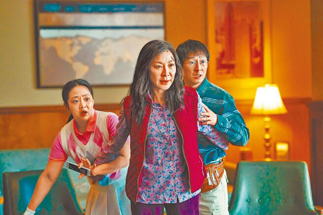 杨紫琼（中）被视为奥斯卡金像奖影后热门人选。（资料照片）