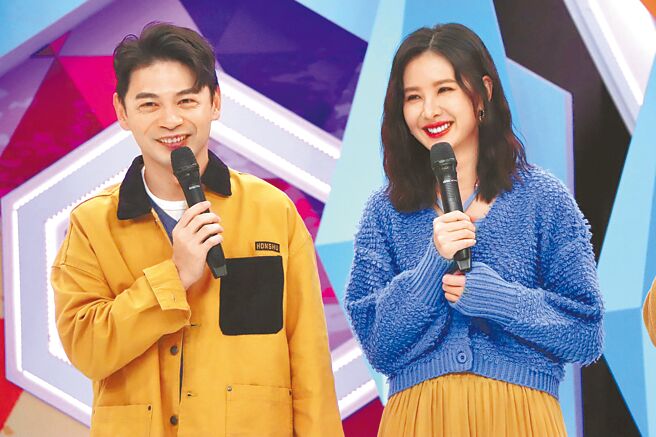 安心亚（右）认为女生房间里一定有不能被打开的抽屉，左为阿Ken。（中天综合台提供）