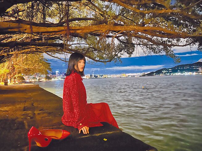 曹雅雯近来推出新专辑，挑战饰演红衣女鬼。（好闻国际事业有限公司提供）