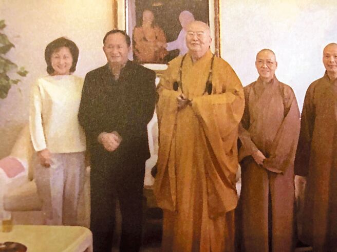 牛春龙（左起）、吴宇森夫妻跟星云大师相识多年、结缘颇深。（倪有纯提供）
