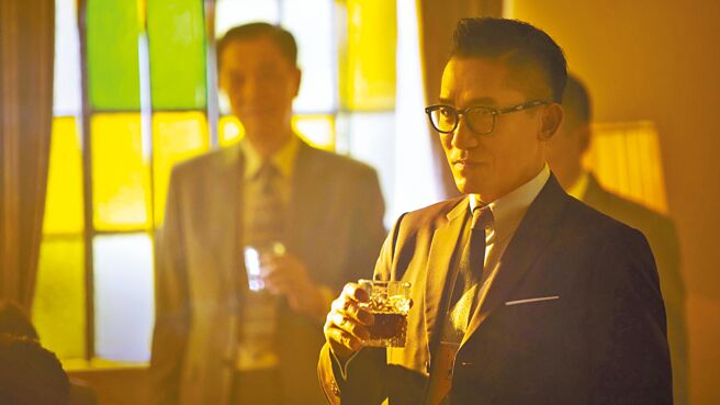 梁朝伟在《风再起时》中演出枪法精准的华探长。（华映提供）