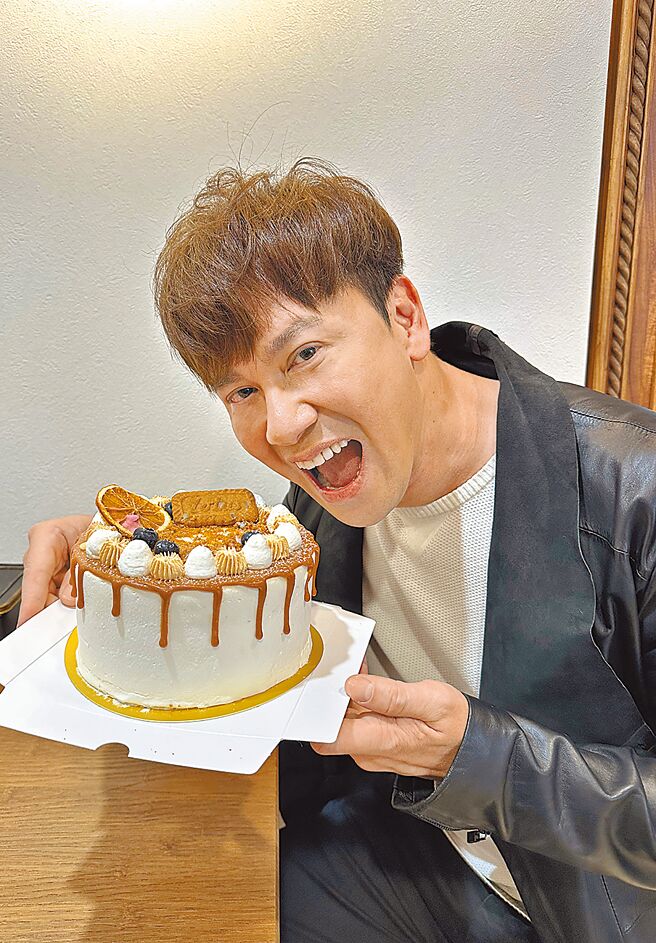 李聖傑歡喜慶生，並宣布5月27日將到馬來西亞雲頂開唱。（華納音樂提供）