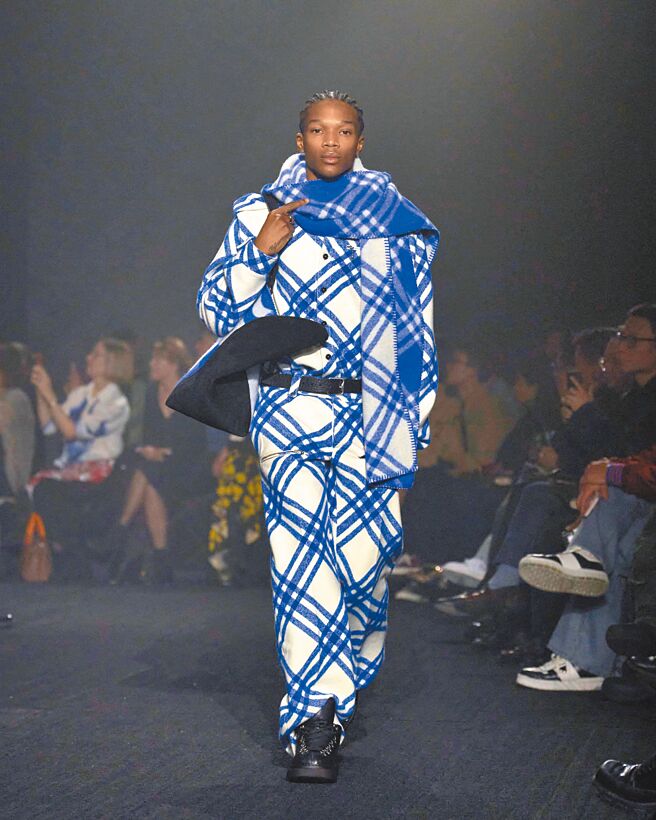 Burberry将「战马骑士」回归于品牌新Logo外，也以几何图腾方式呈现服装上。（Burberry提供）