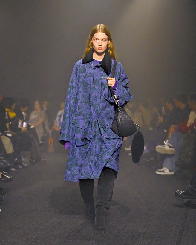 英伦玫瑰是本季最常被运用的元素之一。（Burberry提供）