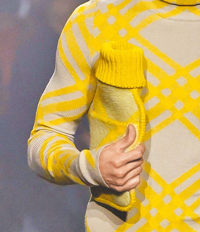 不断出现的手拿水壶包也是秀后讨论度很高的单品。（美联社）