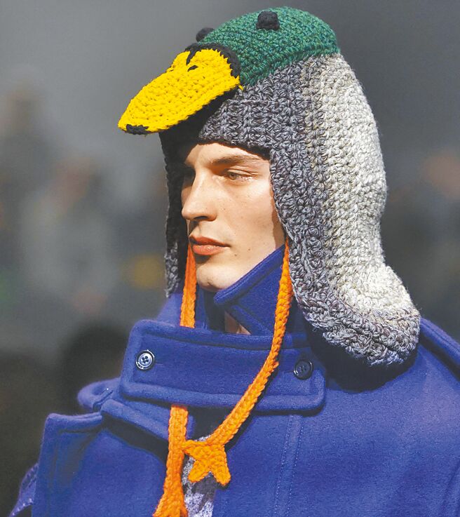以针织打造的雁鸭帽子童趣又可爱。（路透）