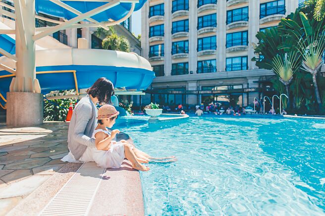 義大皇家酒店舉辦親子消防體驗營，親子房客可組隊免費參加。（義大皇家酒店提供）