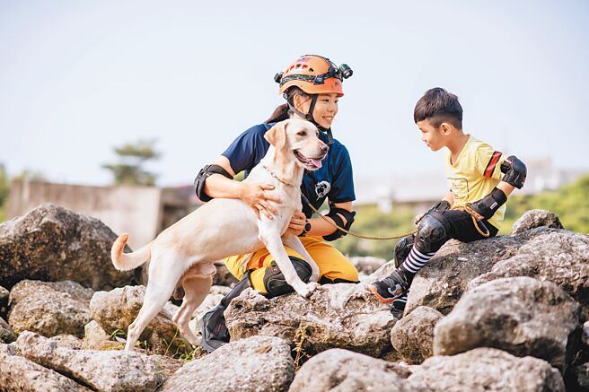 親子消防體驗營可看見常在救災行動中出任務的搜救犬亮相表演。（義大皇家酒店提供）