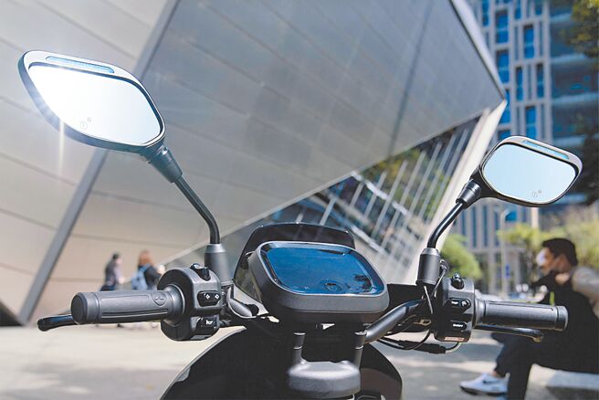 宏佳腾与MSI微星科技携手打造的「CROXERA M智慧后照镜」（见图），宏佳腾自即日起于全台智慧门市同步开卖。（宏佳腾提供）