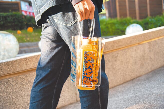 TEA TOP与拍谢少年联名系列商品贩售至31日，「骨力悠游组」包含轰蜜茶、第一悠游袋、喝势小卡，200元。（TEA TOP提供）