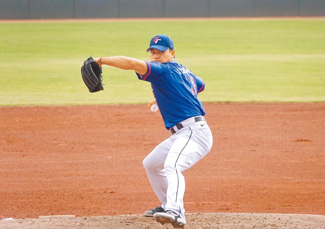 中华队右投江少庆21日热身赛对统一狮先发4局，仅被敲出1安，失掉1分非责失。（毛琬婷摄）