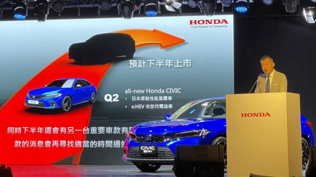 Honda Taiwan董事長高岡篤史預告今年將推出二款新車，前方為5月上市的Honda Civic e:HEV。（陳大任攝）